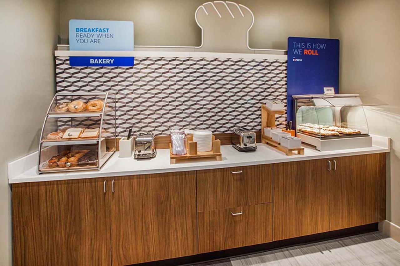 Holiday Inn Express Burlington By Ihg Zewnętrze zdjęcie